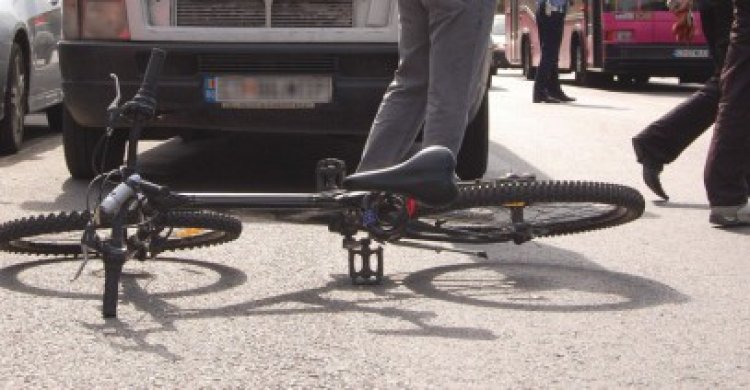 Biciclist lovit de un autoturism, în zona Cora Brătianu
